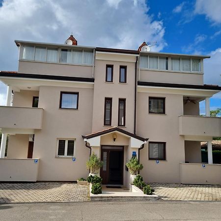 אומאג Apartments Krizine מראה חיצוני תמונה